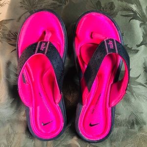 Nike Women’s pink and black comfort thong sandals